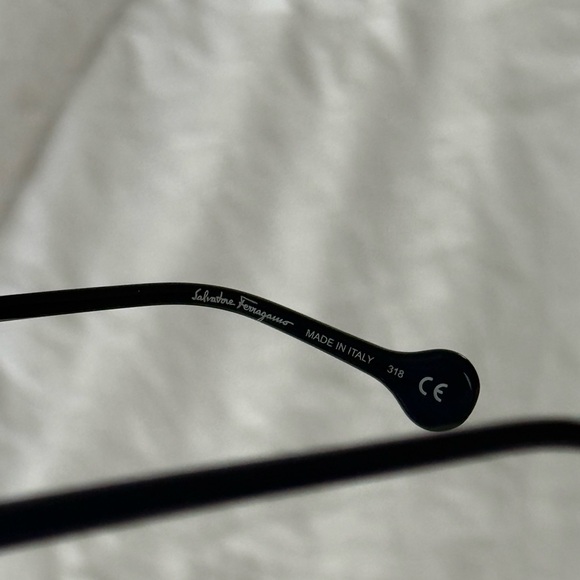 Salvatore Ferragamo Sunglasses 😎 They are in great condition ✨🕶️ - Picture 4 of 7